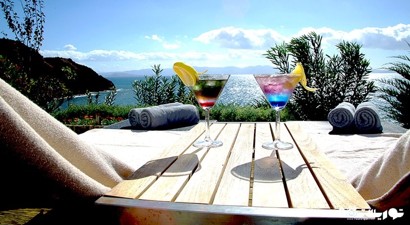 تخت های حمام آفتاب با چشم انداز دریا